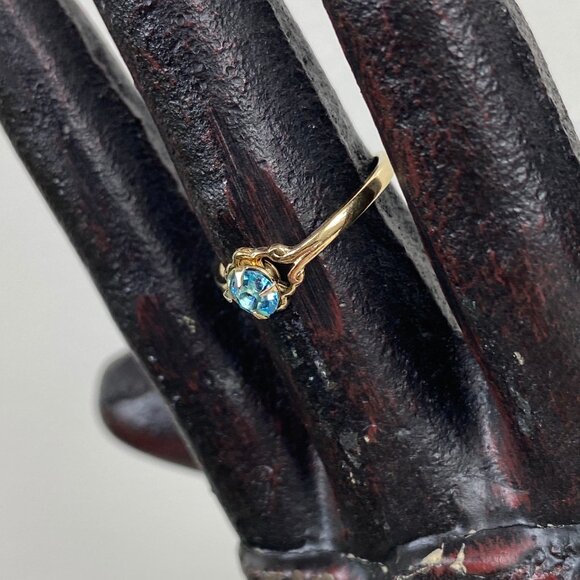 Vintage Prong Set Blue Glass Rhinestone Gold Tone Ring Size 5.5 - Picture 5 of 9